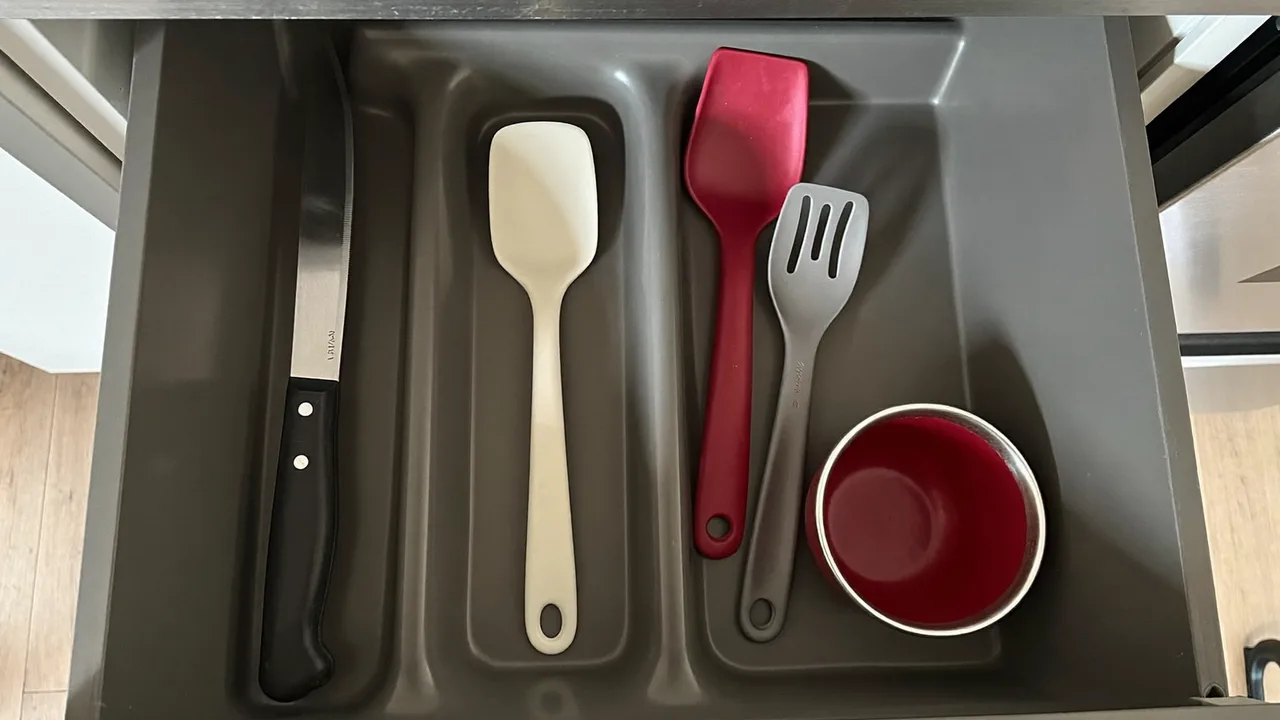 引き出しの中に厳選した数本の調理器具だけが整然と並んでいる様子