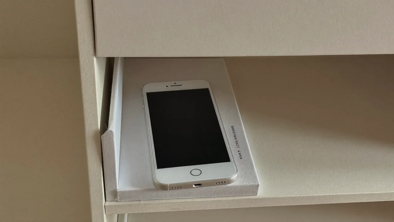 スマホを棚の引き出しにしまって手元から離している様子
