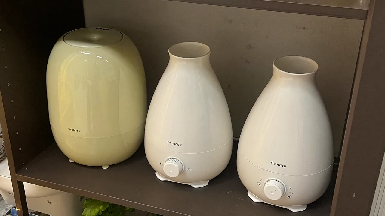 異なる形状の加湿器3台が棚に並んでいる様子